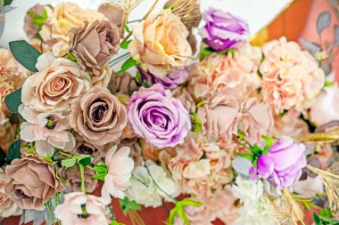 Beyaz, krema gülleri, mor güller ve diğer çiçeklerden oluşan güzel bir buket.