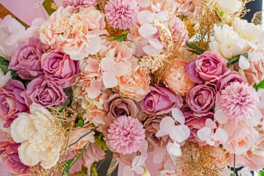 Güzel bir buket beyaz, krema gülleri.