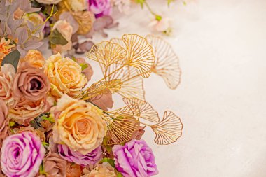 Beyaz, krema gülleri, mor güller ve diğer çiçeklerden oluşan güzel bir buket.