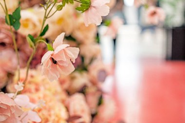 Narin beyaz buket, krema gülleri, mor güller ve diğer çiçekler.