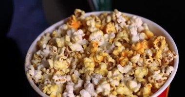 Sinemada film izlerken patlamış mısır yemek. Tecrübe ve duygular. Aile gezisi.