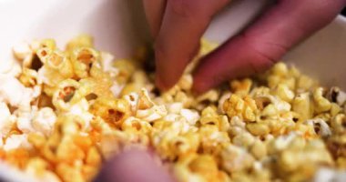 Sinemada film izlerken patlamış mısır yemek. Tecrübe ve duygular. Aile gezisi..