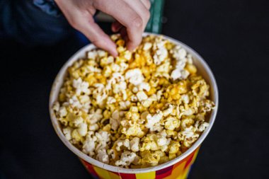 Sinemada film izlerken patlamış mısır yemek. Tecrübe ve duygular. Aile gezisi.