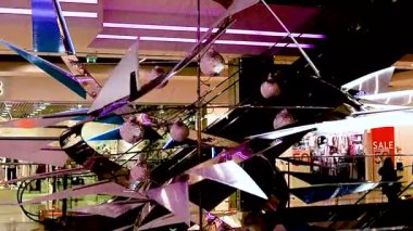 Bir alışveriş merkezinde modern geometrik büküm yapısı