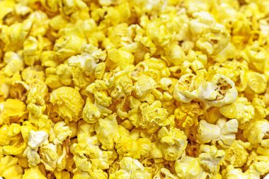 Film izlemeden önce sinemada patlamış mısır yemek. aile hafta sonu