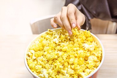 Film izlemeden önce sinemada patlamış mısır yemek. aile hafta sonu