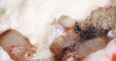 Kahvaltıda tavada pastırmalı yumurta kızartıyorum. Ekonomik kriz.