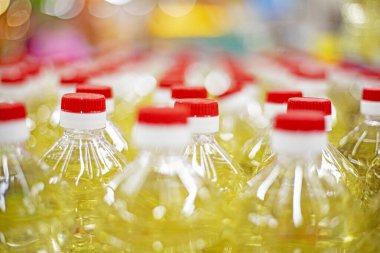 Süpermarkette litrelik plastik şişelerde ekstra saf sebze yağı.