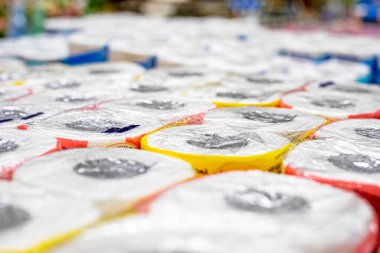 Tuvalet kağıdı birkaç parça halinde paketlenmiş. Hijyen