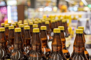 Süpermarkette plastik şişelerde çeşitli içki ve alkoller.