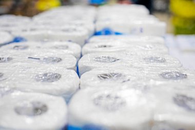 Tuvalet kağıdı birkaç parça halinde paketlenmiş. Hijyen