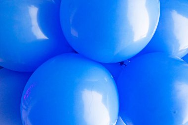 Bir çocuk partisi için mavi balonlar, tebrikler, ofis dekorasyonu ve yeni mağazalar açmak