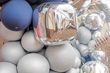 Parti için hava balonları dekorasyonu, tebrikler, ofis dekorasyonu ve yeni mağazalar açılması.