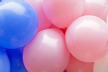 Bir çocuk partisi için hava şişirilebilir pembe ve mavi balonların şenlikli arka planı, tebrikler, ofis dekorasyonu ve yeni mağazalar açılması.