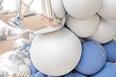 Parti için hava balonları dekorasyonu, tebrikler, ofis dekorasyonu ve yeni mağazalar açılması.