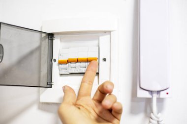 Evdeki ağ voltajının panelleri değiştiriliyor