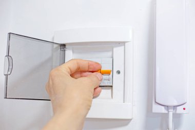 Evdeki ağ voltajının panelleri değiştiriliyor