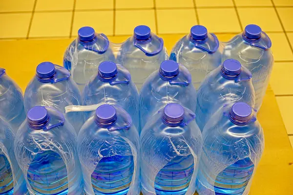Süpermarkette büyük bir şişe içme suyu. Sağlığınıza dikkat edin.