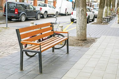 Şehrin tarihi kısmına yakın bir yere park ediyorlar. Ücretsiz park