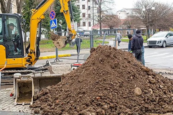 Yağmurlu bir günde şehirde yol yapımı ve onarımı