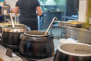 Yemek servisinde geleneksel lezzetli yemekler.