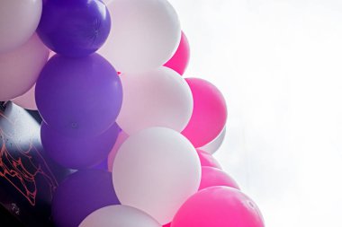 Parlak renkli şişirilebilir balonlar dışarıda ve içeride şenlikli dekorasyonlarda.