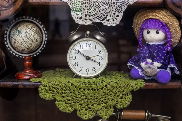 Eski saatli antika bir iç mekan. Zaman değişti. Geçmişe dönüş zamanı