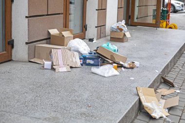 Şehrin sokaklarına saçılmış çöpler. Çevre koruma