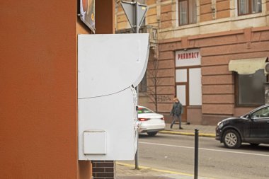 Şehrin caddesinde ATM var. Uygunluk ve hareketlilik