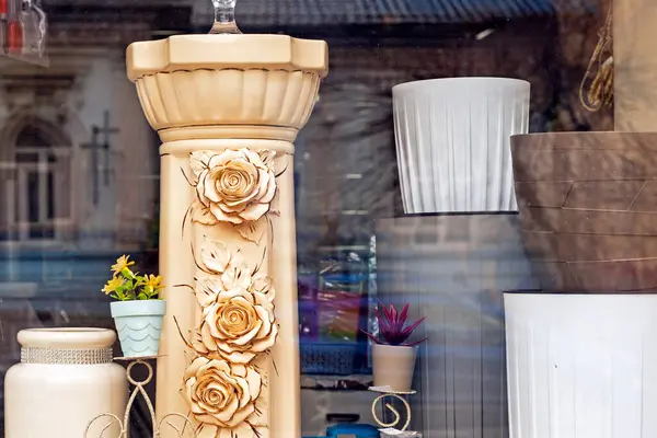 İç kısımda dekoratif vazolar ve saksılar var.