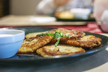 Ulusal Ukrayna yemeği ekşi kremalı klasik Draniki.