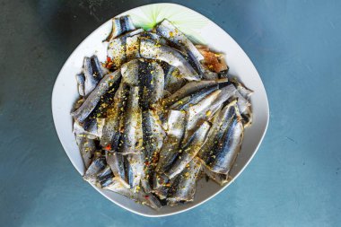 Masada yemek pişirmeden önce marine edilmiş küçük balık filetosu.. 