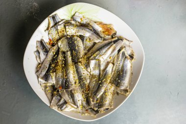 Masada yemek pişirmeden önce marine edilmiş küçük balık filetosu. Sağlıklı yemek.