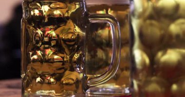 Koyu bir arka planda 0.33 ml bardakta hafif soğuk bira. Patrick Günü. Oktoberfest. bira günü.