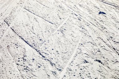 Alplerdeki kayakçıların ve snowboardcuların buzlu kayak pisti.