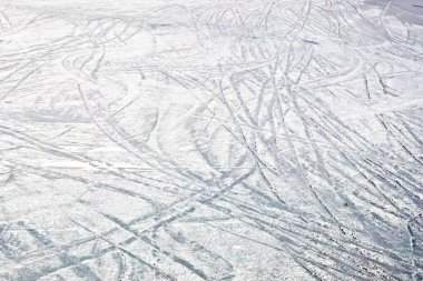 Alplerdeki kayakçıların ve snowboardcuların buzlu kayak pisti.
