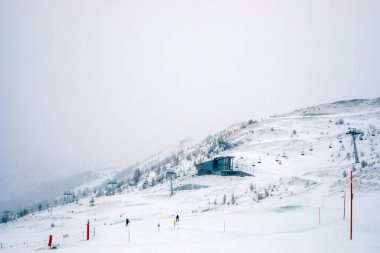  Alplerdeki kayak merkezi bulutlu havada çalışır..