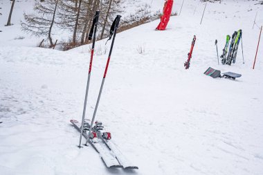 Alplerdeki yamaçlarda kayak direkleri ve yataklar. Kayak yapmadan önce ara verin. Sezonun açılışı
