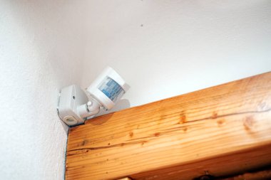 Kamu alanlarının duvarında güvenlik kamerası, ev teknolojisi ve güvenlik