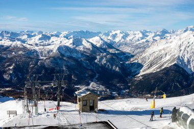 Güneşli bir günde Alplerdeki bir dağın tepesinde kayak asansörü.