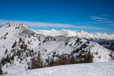 Alplerdeki bir İtalyan kayak merkezinde sabahın erken saatlerinde güzel bir dağ sırası.