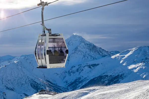 Güneşli bir günde Alplerdeki bir dağın tepesinde kayak asansörü.