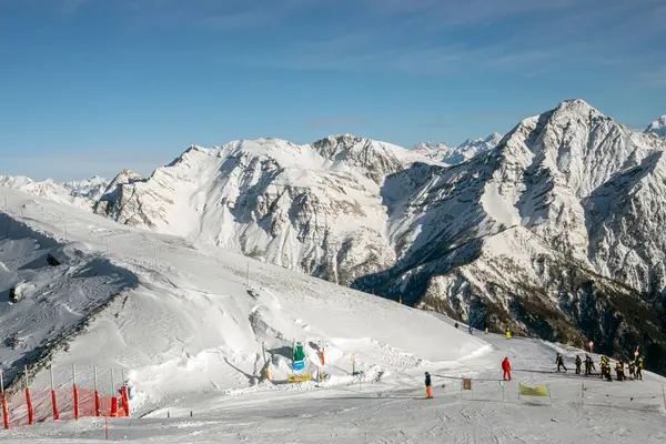 Alplerdeki bir İtalyan kayak merkezinde sabahın erken saatlerinde güzel bir dağ sırası.