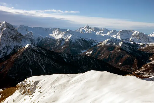 Sabahın erken saatlerinde Alplerdeki bir İtalyan kayak merkezinde.