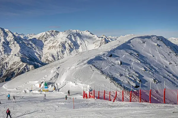 Alplerdeki bir İtalyan kayak merkezinde sabahın erken saatlerinde güzel bir dağ sırası.