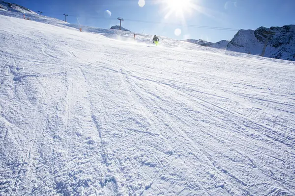  Yokuşta yatak izleri olan karlı bir yamaç. Kayak sezonunun açılışı