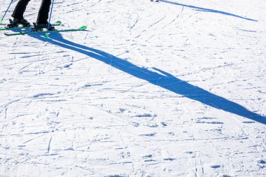 Kayak ve snowboard işaretli karlı kayak yamacı