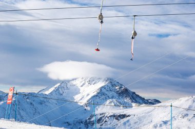 Tasarımcı Alplerdeki İtalyan tatil beldesinin yamacında rahat bir kayak asansörü kaldırıyor