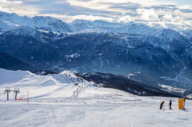 Alplerdeki dağların güzel manzarası.