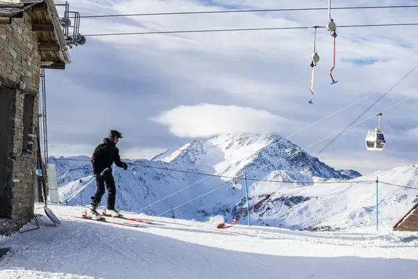 Alplerdeki dağların tepelerinin manzarası ve T-bar kaldırışları